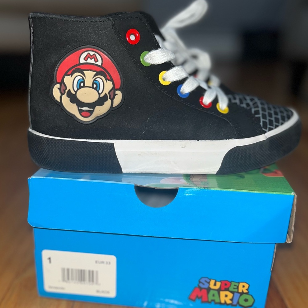 Super Mario youth  size 1 sneaker